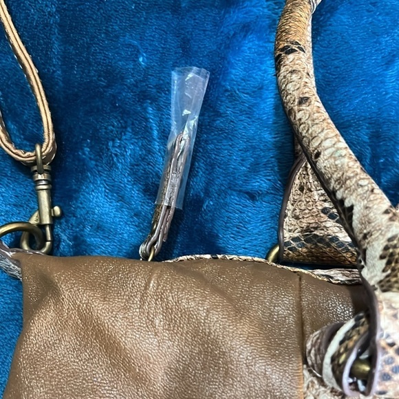 XOXO shoulder handbag tik tak vinyl color tan. Small scratch on the back. - Picture 3 of 13